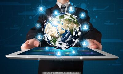 指尖经纬 平板电脑上的地球图片与计算机网络科技的交汇